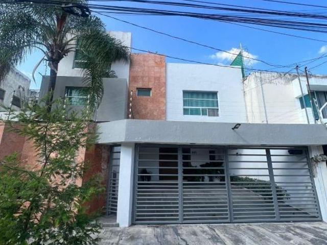 CASA EN VENTA EN JARDINES DEL SOL