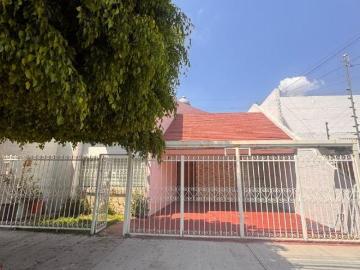 Casa en Venta en Jardines del Sol, por la Perla, ubicación privilegiada