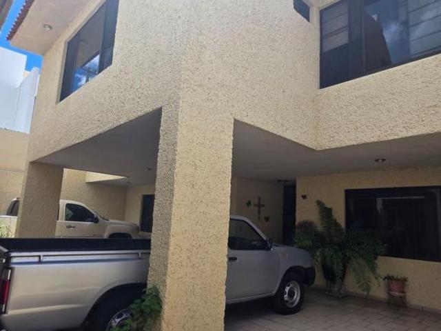 CASA EN VENTA EN JARDINES 8 MILLONES