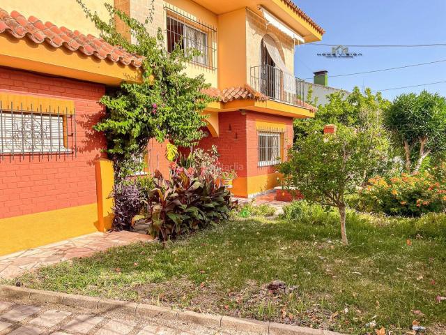 Casa en venta en Jerez de la Frontera, Montealto. VIVIENDA FAMILIAR DE GRAN AMPLITUD CON JARDINES PRIVADOS, AZOTEA, GARAJE Y ENERGÍA SOLAR EN ZONA DEMANDADA. Casas Jerez de la.