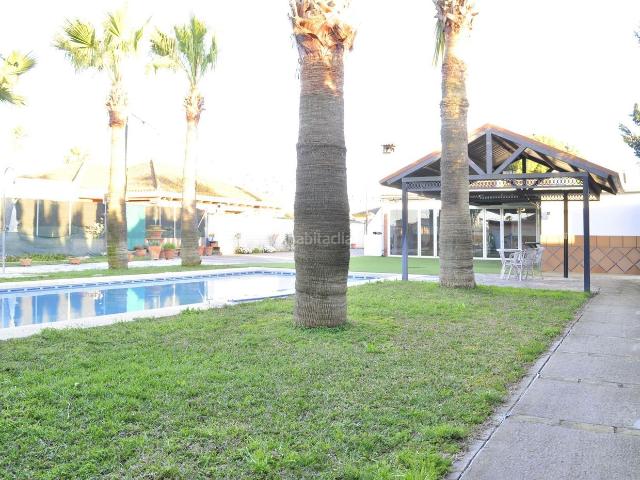 Casa en venta en Jerez de la Frontera, Caballero Bonald S. José Obrero Guadalcacín. Magnífica casa con jardines y piscina en la Zona Norte. Casas Jerez de la.