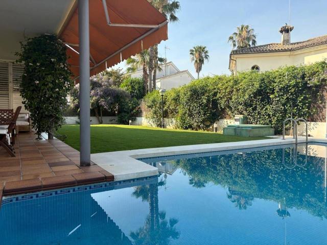 Casa en venta en Jerez de la Frontera, El Altillo. LOWCOST LACALLE ofrece en exclusividad Chalet independiente en El Altillo, con más de 300 metros construidos en 500 met. Casas Jerez de la.