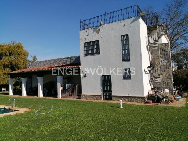 Casa en venta en Jerez de la Frontera, Parque Atlántico Ronda este. Finca exclusiva con 2 chalets, gran piscina y jardín en Jerez única en la zona. Casas Jerez de la.