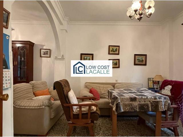 Casa en venta en Jerez de la Frontera, Picadueñas. LOWCOST LACALLE presenta en exclusividad amplia casa en Picadueña Baja. Casas Jerez de la.