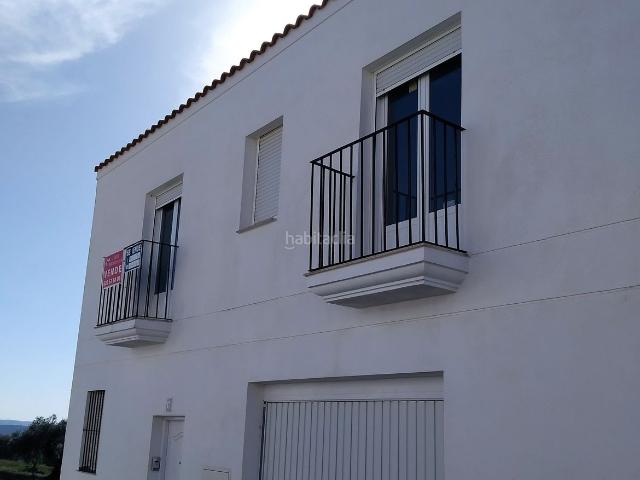 Casa en venta en Jerez de los Caballeros. Vivienda a estrenar más local. 4 dormitorios, patio, sótano. Casas Jerez de los.