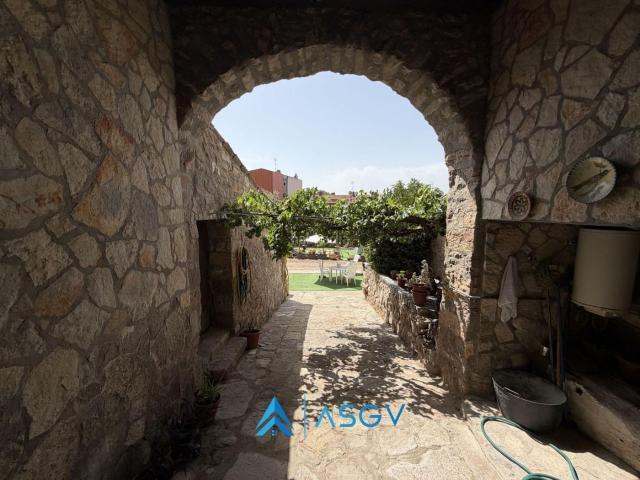 Casa en venta en Jorba. Casa de piedra de 1897 en Jorba Historia y calidad de vida. Casas.