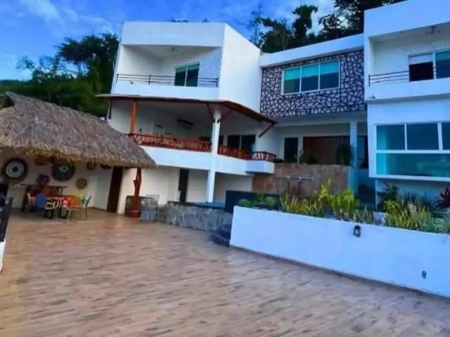 Casa en venta en Joyas de Brisamar, Acapulco con alberca y terraza