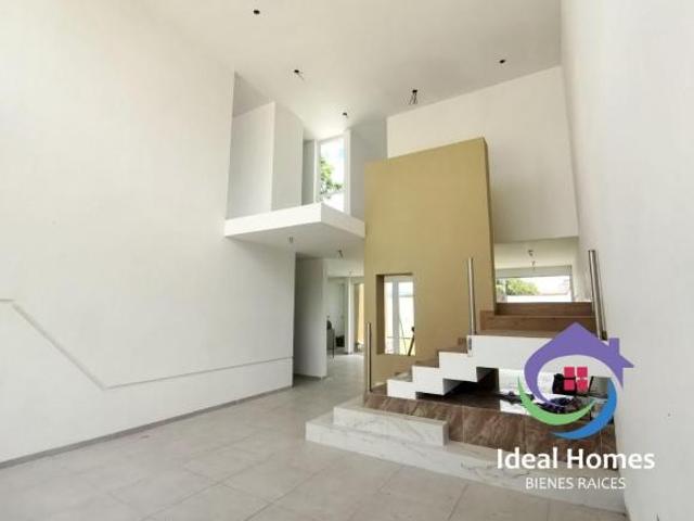Casa en Venta en Kintas de Tequisquiapan, 3 Recámaras y Amplio Jardín