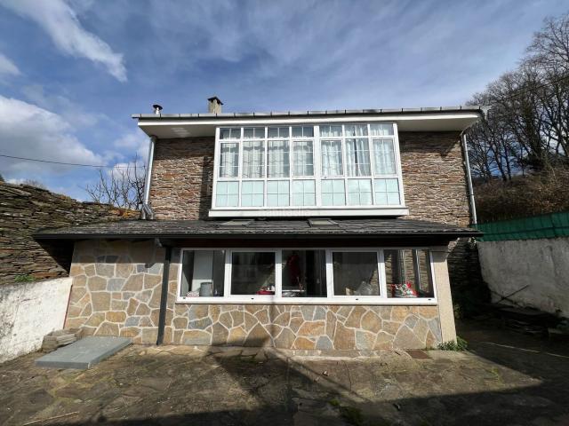 Casa en venta en Lugo, Acea de Olga Augas Férreas. Se vende casa reformada en Avenida Madrid. Casas.