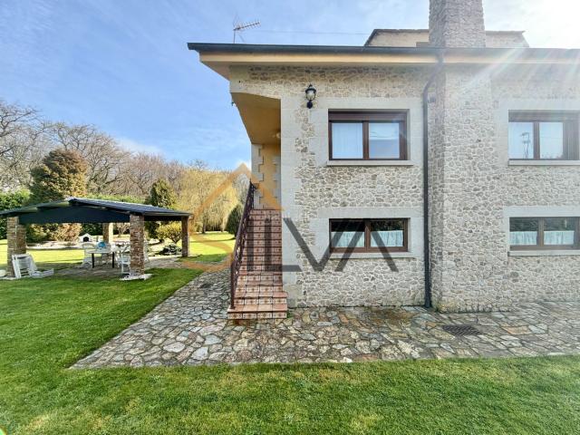 Casa en venta en Lugo, Parroquias del Este. INMOBILIARIA SILVA PRESENTA EXCLUSIVA VIVIENDA UNIFAMILIAR INDEPENDIENTE en FAZAI. Casas.