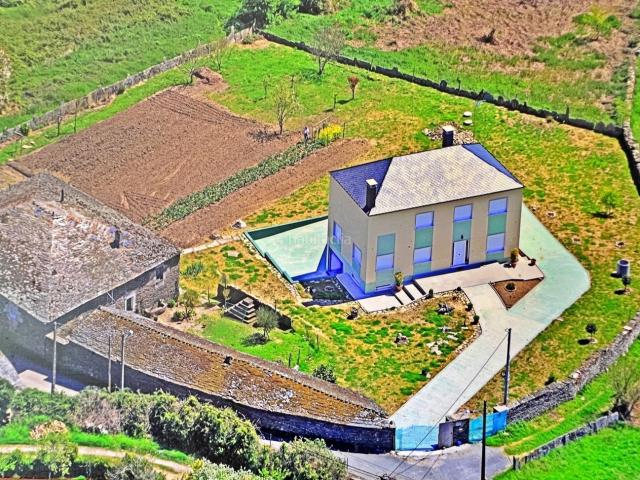 Casa en venta en Lugo, Parroquias del Oeste. CONJUNTO INMOBILIARIO A 2 KM DE LUGO. Casas.