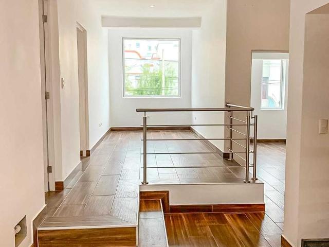 Casa en VENTA en la mejor zona de Miraflores TOTALMENTE REMODELADA, 12 dormitorios c/u con baño