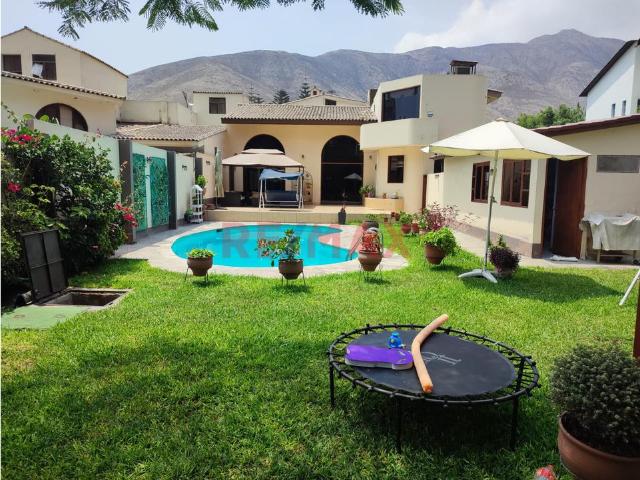 Casa En Venta En La Molina 4 Dormitorios Con Piscina, Jardín