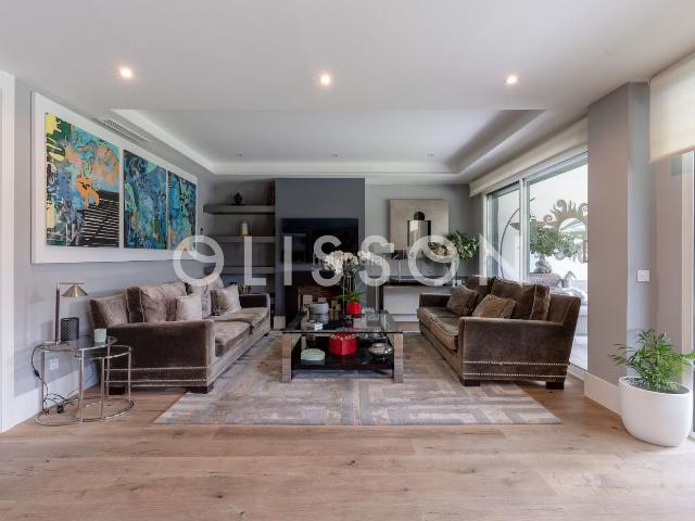 Casa en venta en La Moraleja, Encinar de los Reyes. Chalet pareado reformado con jardín sur en exclusiva urbanización privada. Casas La.