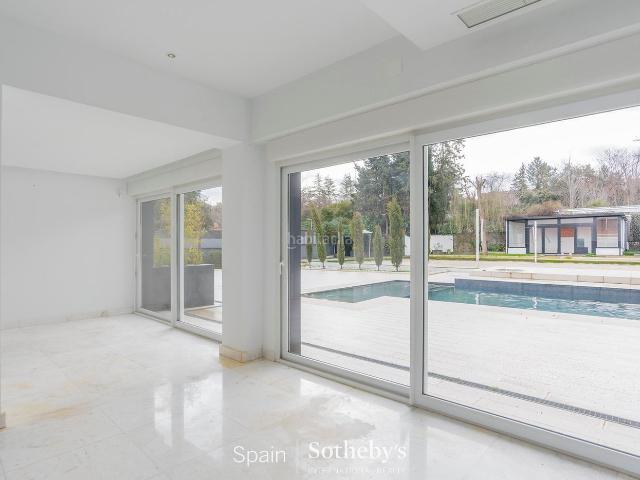Casa en venta en La Moraleja, Urbanización La Moraleja. Villa de 6 dormitorios en La Moraleja. Casas La.