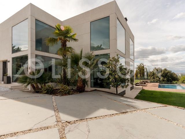 Casa en venta en La Moraleja, Urbanización La Moraleja. Villa de diseño con vistas a la Sierra. Casas La.