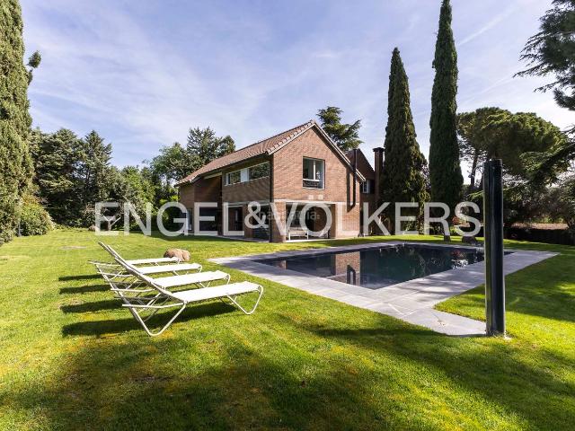 Casa en venta en La Moraleja, Urbanización La Moraleja. Privacidad, luz y jardín espectacular vivienda reformada La Moraleja. Casas La.
