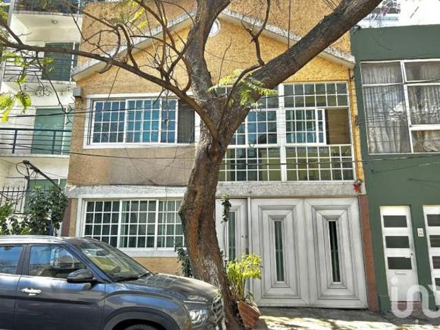 Casa en VENTA en la Col. Del Valle Norte