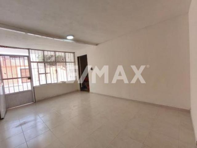 Casa en venta en la Col. Genaro Vázquez cercana al Colegio de Ciencias y Humanidades 4