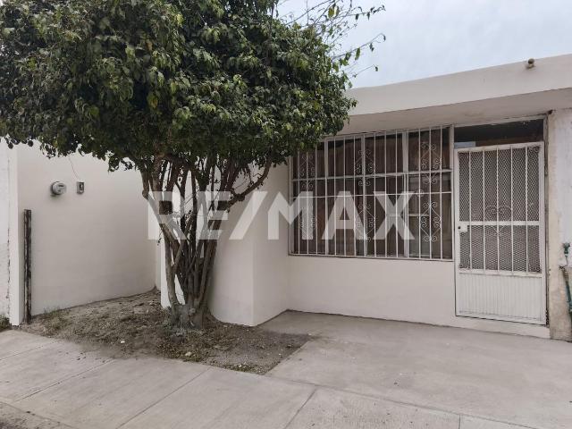 Casa en venta en la Col. Genaro Vázquez cercana al Colegio de Ciencias y Humanidades