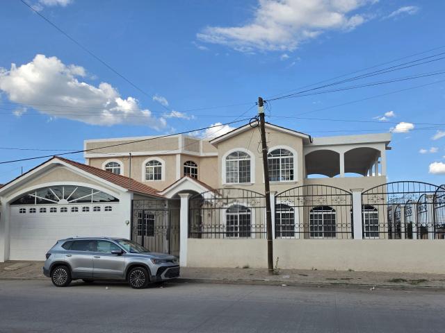 Casa en venta en la Col. Jardines de Cancún en esquina con recamara en planta baja amplio jardín y cochera