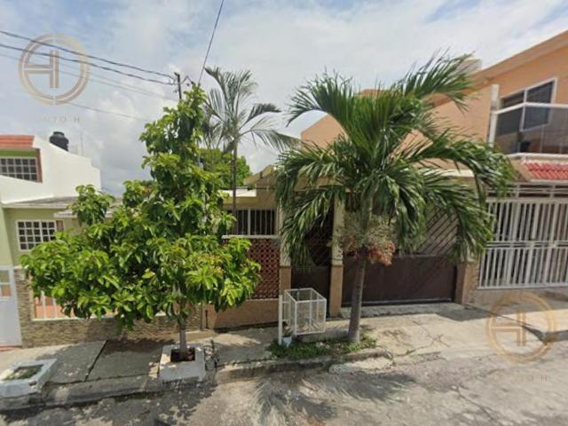 Casa en Venta en la Col. Las Brisas a 15 min. del Malec?n del Puerto de Veracruz