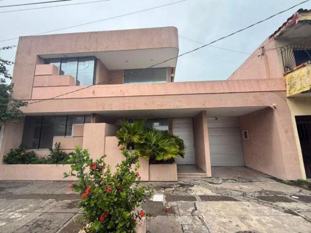 Casa en venta en la colonia Flores Magón muy cerca de plaza acuario Veracruz