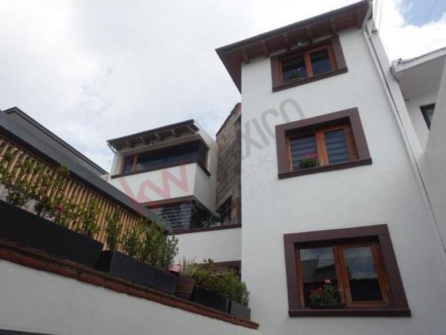 Casa en venta en la exclusiva y segura colonia de Lomas De Las Águilas