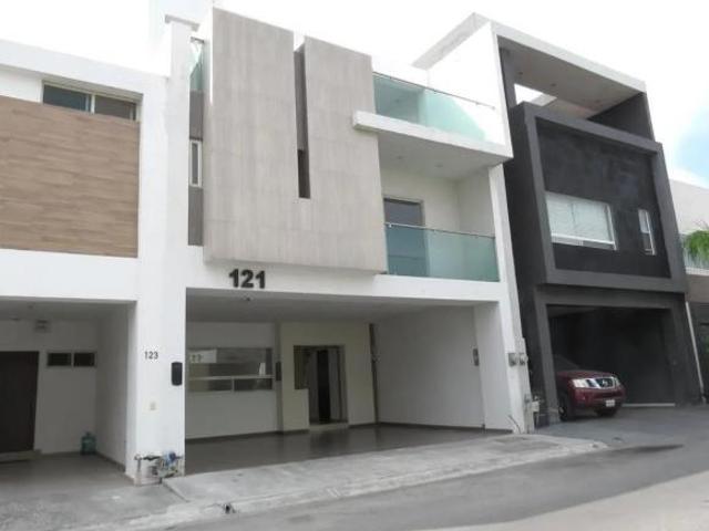 Casa en venta en La Encomienda, Escobedo, N. L. de tres niveles con cochera techada y tres recamaras