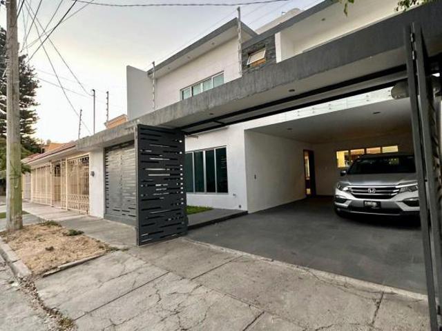Casa en venta en La estancia cerca de Galerías