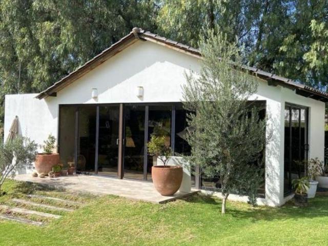 CASA EN VENTA EN LA HERRADURA, CON ALBERCA, TERRAZA, CANCHA DE USOS MULTIPLES, RECAMARAS CON JARDIN