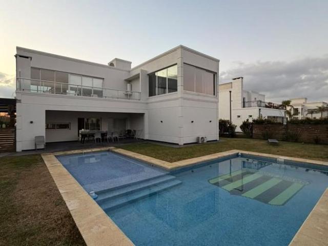 Casa en venta en Lagos de Canning 1