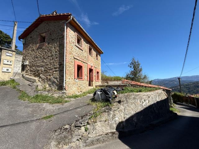 Casa en venta en Langreo, Sama. Casa con cuadra y terreno en El Carbayu, Langreo. Casas.