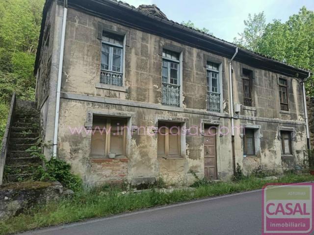 Casa en venta en Langreo, Sama. Casa en venta para reformar con muchas posibilidades a pie de carretera en Ciaño. Zona rural, junto EcoMuseo de Samuño. Casas.