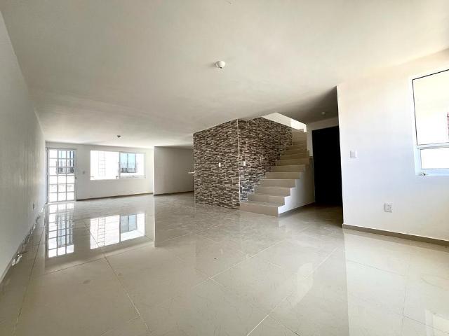 Casa en venta en Las Trojes, 3 Rec?maras, 2.5 Ba?os, 3 Autos, Gran Jard?n