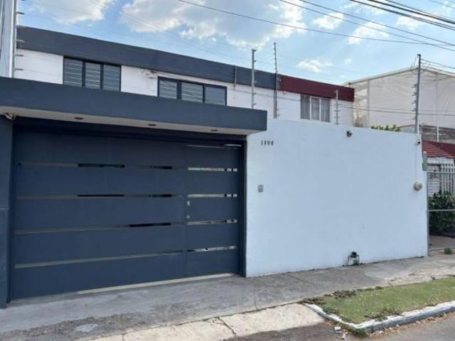 Casa en Venta en Las Águilas, Zapopan — 3 Habitaciones en planta Baja, 2 en planta alta, 3 baños com