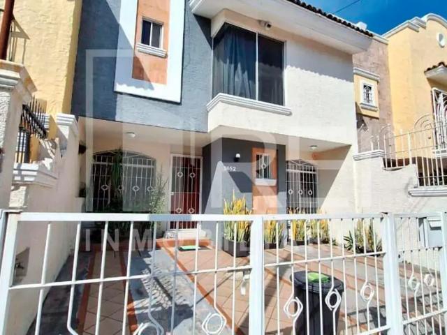 Casa en Venta en Las Alamedas, Zapopan, Jalisco: Espaciosa y Bien Ubicada