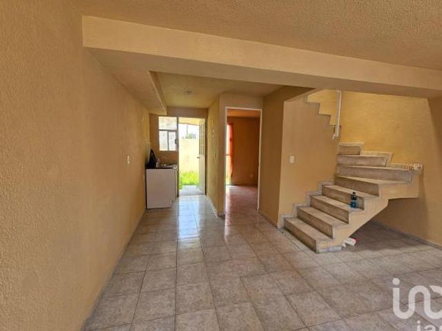 Casa en venta en Las Américas dentro de privada con acceso controlado y espacio para ampliar
