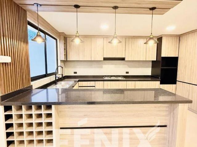 Casa en venta en Las Ánimas –Amplio jardín y estudio independiente