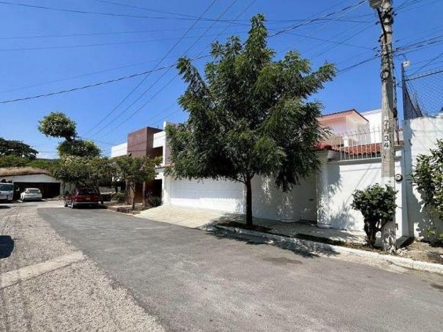 CASA EN VENTA EN LAS ARBOLEDAS