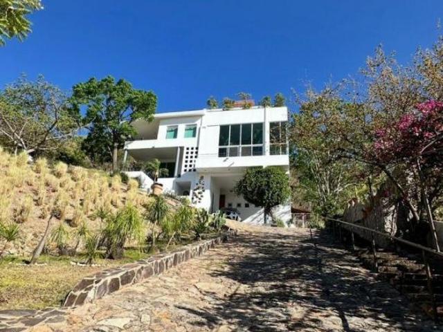 CASA EN VENTA EN LAS CAÑADAS | 2,474 M² DE TERRENO Y VISTA PANORÁMICA