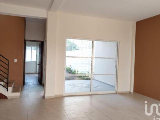 Casa en Venta en Las Lagunas uso de suelo mixto al estar en Av. al Norte de V de A