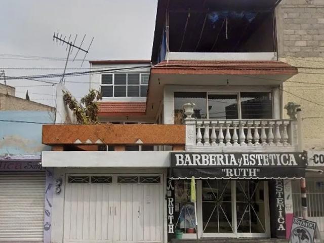 Casa en venta en Las Peñas, Iztapalapa, CDMX con jardín y fácil acceso a transporte público