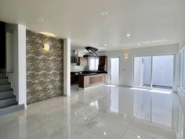 Casa en venta en Las Plazas con roof garden, lista para estrenar!