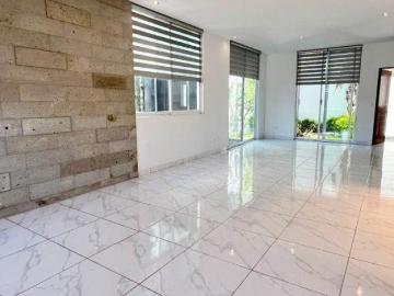Casa en venta en Las Plazas, excelente precio !
