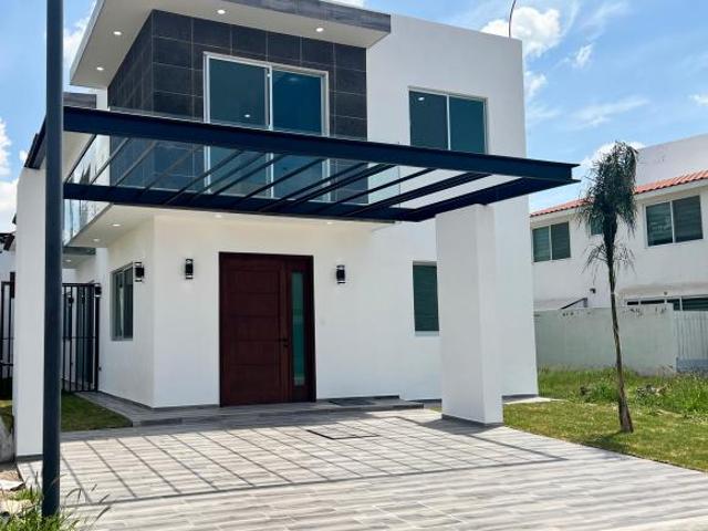 CASA EN VENTA EN LAS PLAZAS LISTA PARA ESTRENAR