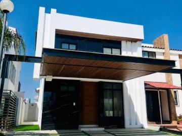 Casa en venta en Las Plazas, moderna e iluminada lista para estrenar