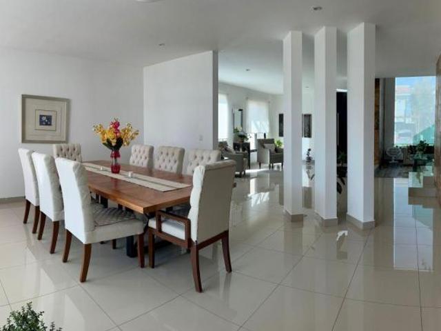Casa en Venta en Las Plazas, Sala Doble Altura, Jardín y Terraza
