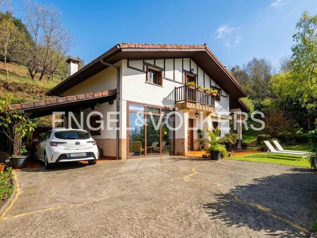 Casa en venta en Lasarte Oria. Exclusiva villa independiente a 8 min de DonostiaSan Sebastián. Casas Lasarte.