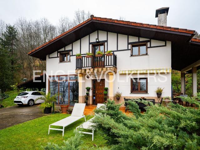 Casa en venta en Lasarte Oria. Exclusiva villa independiente a 8 min de DonostiaSan Sebastián. Casas Lasarte.